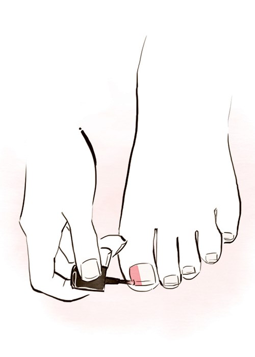 Paint toenails