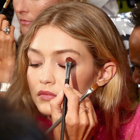 How To Apply Your Eyeshadow According To Your Eye Shape - Gigi Hadid