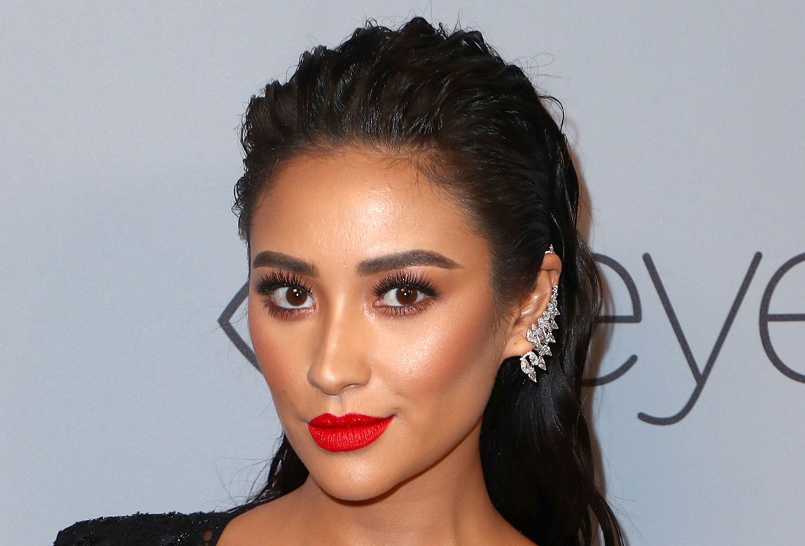 The Best Highlighters That Will Deliver An Instant Glow BEAUTY/crew