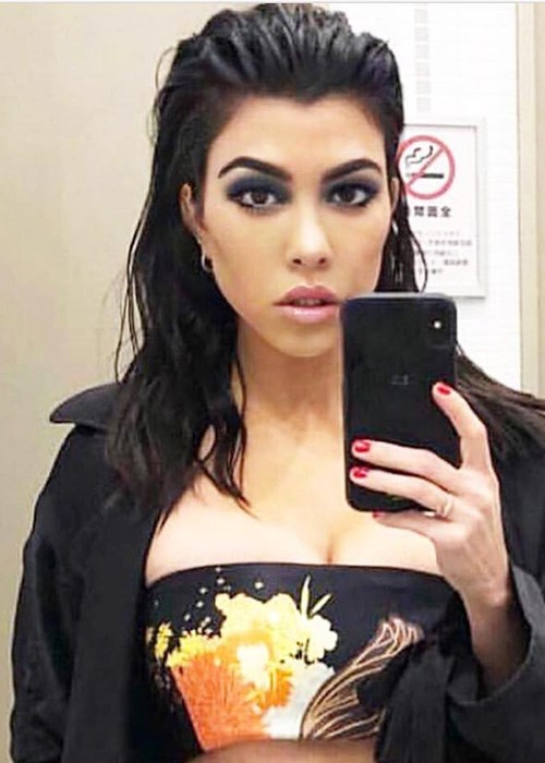 Kourtney Kardashian's unusual eyeshadow trick