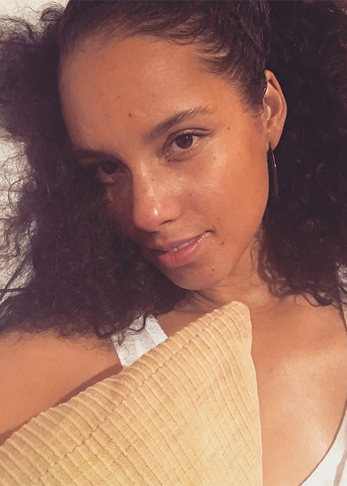 Fortære stang Cirkel Alicia Keys No Makeup: Why Did Alicia Keys Stop Wearing Makeup? | BEAUTY /crew