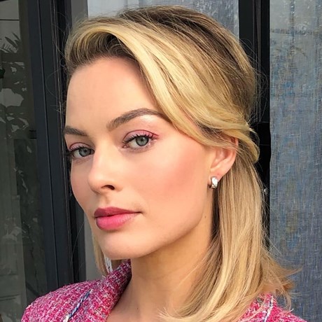Margot Robbie pink makeup trend