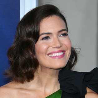 Mandy Moore’s ‘70s Disco Queen Beauty Look Is Everything