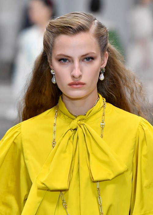Tory Burch's NYFW Show Just Revived A Classic '80s Hair Accessory
