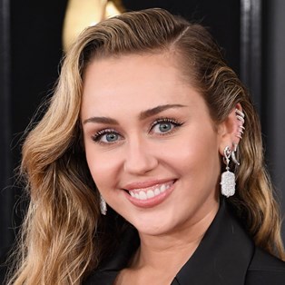 Miley Cyrus Just Shared A Selfie From Her Hospital Bed And Still Looks Stunning