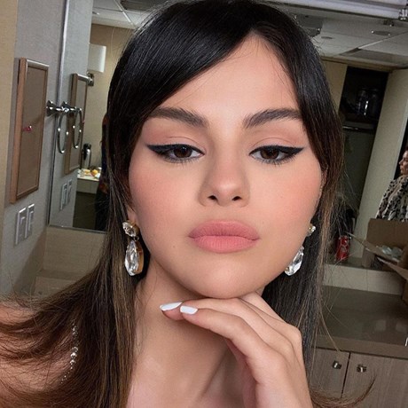 Selena Gomez Just Debuted A ‘60s-Style Makeover Complete With Curtain Bangs