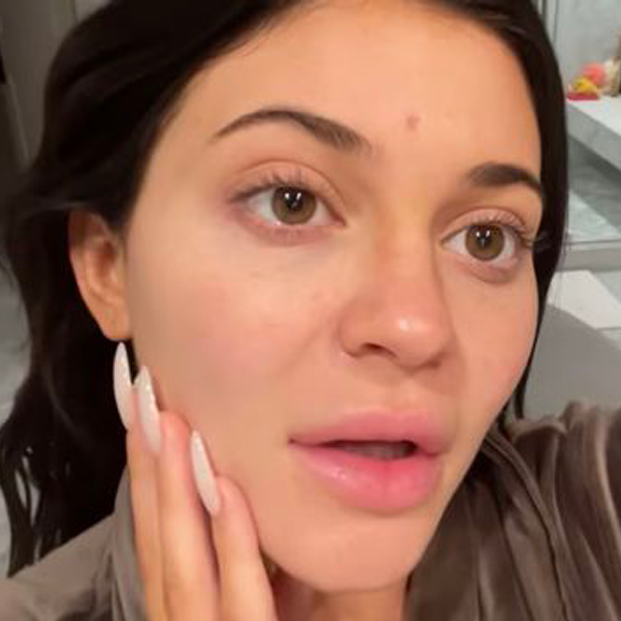 Kylie Jenner Without Makeup: Makeup-Free Selfies BEAUTY/crew