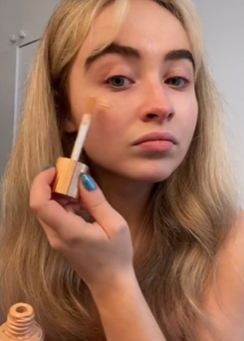 Sabrina Carpenter Uses This Cult-Status Highlighter As | BEAUTY/crew