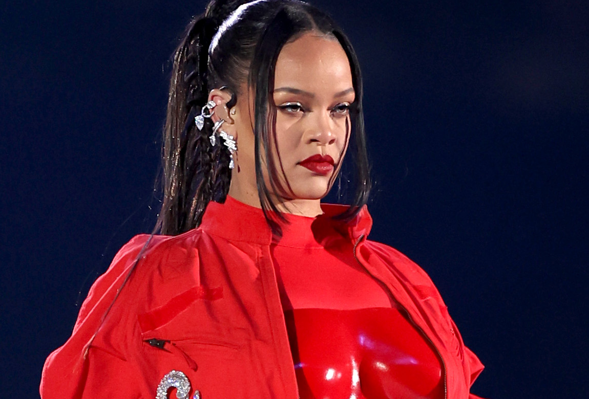 Rihanna Applied Her Fenty Blotting Powder During Her Super Bowl ...