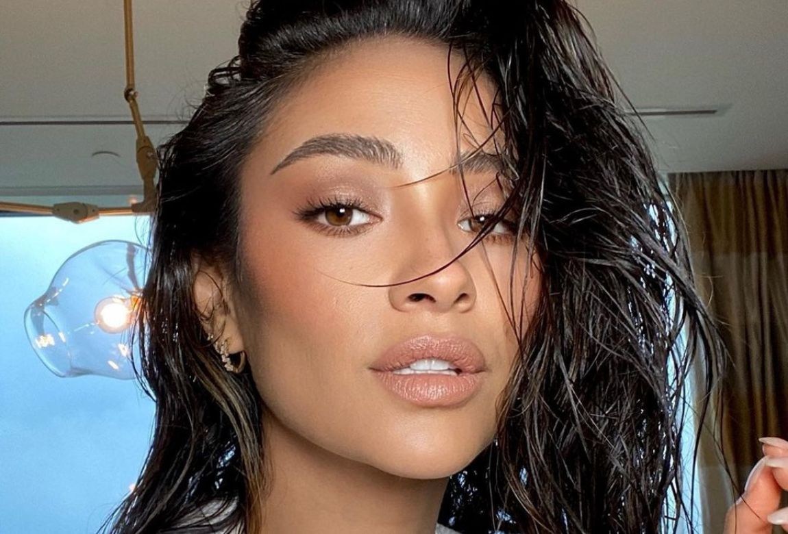 The 5 Best Blotting Papers for Midday Makeup Touchups BEAUTY/crew