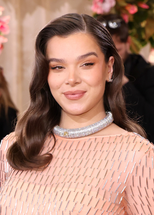 The Exact Makeup Products Hailee Steinfeld Wore To The 2026 Golden Globes |  BEAUTY/crew